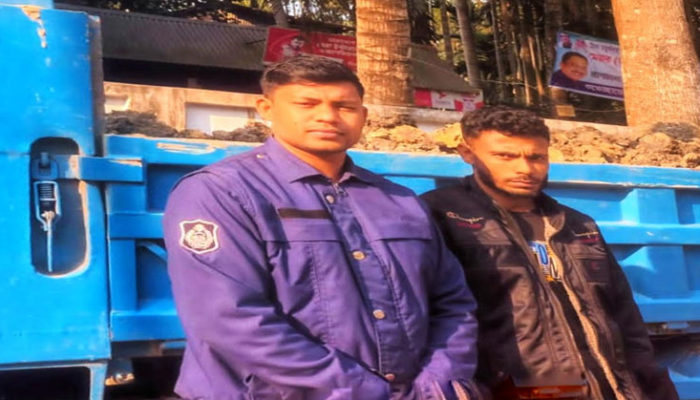 শাহরাস্তিতে কৃষি জমির টপসয়েল পরিবহনের দায়ে ১ চালক আটক