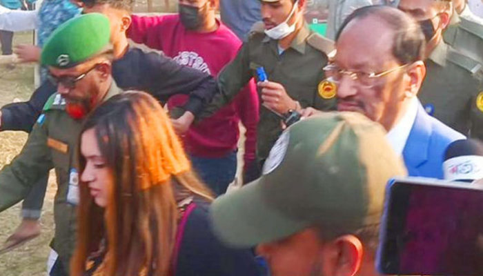 ‘ভুয়া ভুয়া’ ‘ছি ছি ছি ছি’ দুয়োধ্বনি দিয়ে বইমেলা থেকে বিতাড়িত মুশতাক-তিশা!