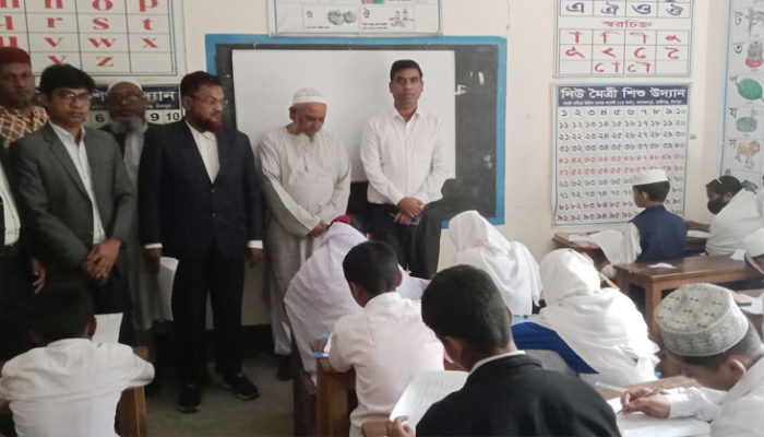 হাজীগঞ্জে ইউনিয়ন পরিষদ শিক্ষা বৃত্তি কেন্দ্র পরিদর্শনে ইউএনও তাপস শীল