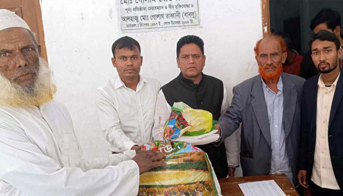 মতলব উত্তরের জহিরাবাদে জেলেদের মাঝে চাল বিতরণ