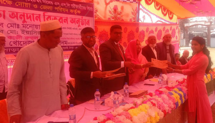 সুচীপাড়া উচ্চ বিদ্যালয়ের শিক্ষার্থীদের মাঝে জেলাপরিষদের শিক্ষা অনুদান প্রদান