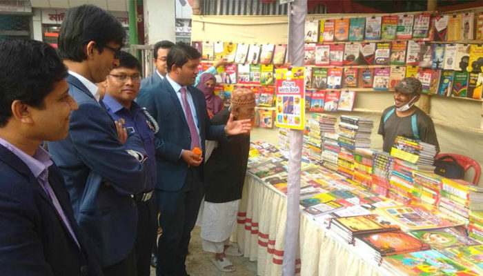 চাঁদপুর কেন্দ্রীয় শহীদ মিনারে ১০ দিনব্যাপী বইমেলার উদ্বোধন