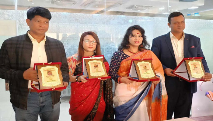 একতারা ফাউন্ডেশনের সম্মাননা পেলেন চর্যাপদ একাডেমির সভাপতি নুরুন্নাহার মুন্নি