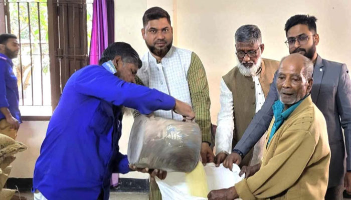 রামপুর ইউনিয়নে ১৪৩ জেলের মাঝে ভিজিএফ কার্ডের চাল বিতরন