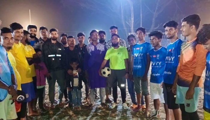 শাহরাস্তিতে নিজমেহার ভাই বন্ধু একতা ক্লাব উদ্যোগে প্রীতি ফুটবল খেলা অনুষ্ঠিত