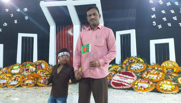 শহীদ মিনারে শিশু-কিশোরা, শহীদদের ফুলেল শ্রদ্ধায় হৃদয়ে জাগরন সৃষ্টি