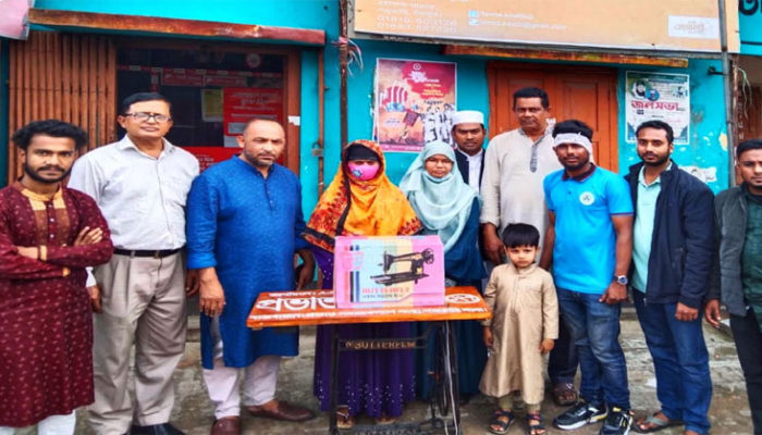 শাহরাস্তিতে প্রভাত সমাজকল্যাণ সংস্থার ১২৭তম সেলাই মেশিন বিতরণ
