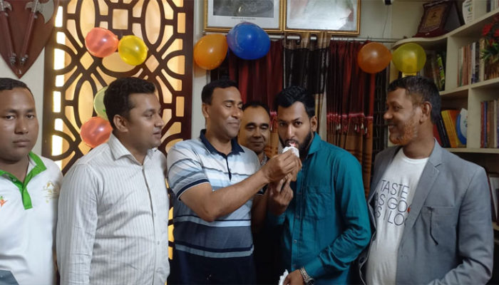 কেক কাটার মধ্য দিয়ে “প্রিয় চাঁদপুর” এর ৮ম প্রতিষ্ঠাবার্ষিকী পালিত