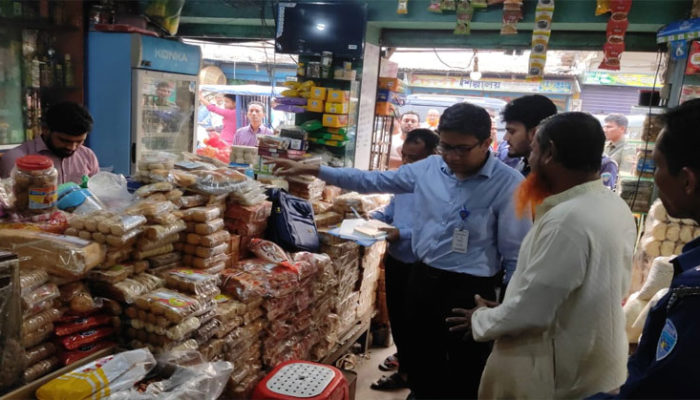 শাহরাস্তিতে মেয়াদ উত্তীর্ণ পণ্য রাখায় ৩ প্রতিষ্ঠানকে ৬০ হাজার টাকা জরিমানা