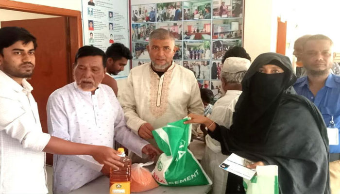 শাহমাহমুদপুর ইউনিয়নে অসহায়দের মাঝে স্বল্প মূল্যের টিসিবি পণ্য বিক্রয়
