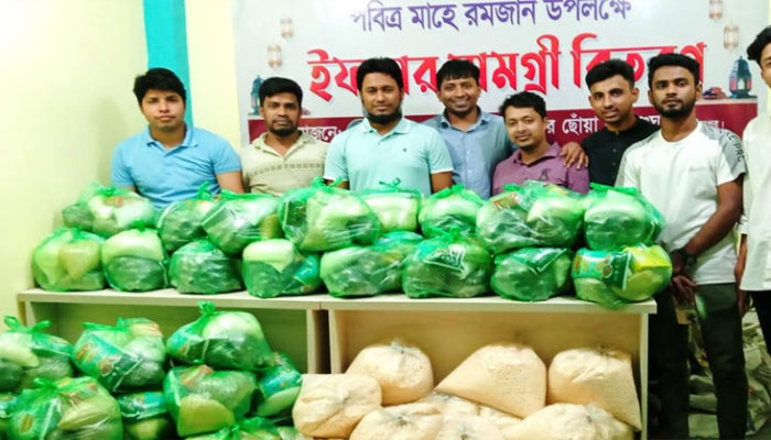 কচুয়ায় স্বপ্নের ছোঁয়া যুব সংঘের উদ্যোগে ইফতার সামগ্রী বিতরণ