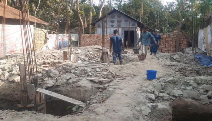 ফরিদগঞ্জে আদালতের নিষেধাজ্ঞা অমান্য করে বসতঘর নির্মাণের অভিযোগ