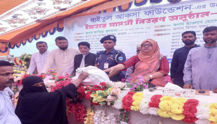 মতলব দক্ষিণে বাইতুল আকসা ফাউন্ডেশনের উদ্যোগে ইফতার সামগ্রী বিতরণ