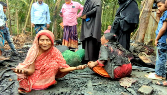 ফরিদগঞ্জে ভয়াবহ অগ্নীকান্ডে ৩টি বসতঘর পুড়ে ছাই