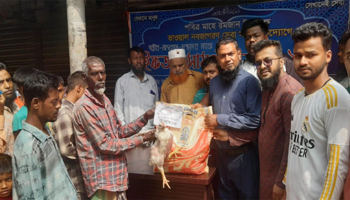 ফরিদগঞ্জে ভাওয়াল নবজাগরণ সেবা সংঘের ইফতার সামগ্রী বিতরন