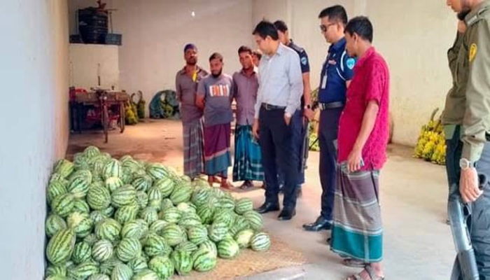 শাহরাস্তিতে প্রশাসনের অভিযানে ফলের আড়তে ৭০ হাজার টাকা অর্থদণ্ড