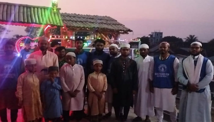 সারা ফাউন্ডেশনের উদ্যোগে মাদ্রাসার এতিম ছাত্রদের সাথে ইফতার ও দোয়া আয়োজন