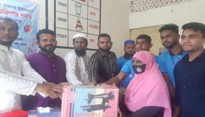 প্রভাত ফরিদগঞ্জের ৬ষ্ঠ প্রতিষ্ঠা বার্ষিকীতে ইফতার ও সেলাই মেশিন বিতরণ