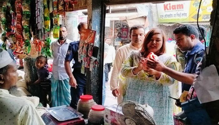 হাইমচরে মোবাইল কোর্ট পরিচালনা করে ব্যবসায়ীদের অর্থ দণ্ড