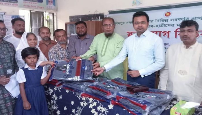 শিক্ষা উপকরণ যেন শিক্ষাথীরা মনোযোগী হয় স্কুলে যায় : নুরুল ইসলাম নাজিম দেওয়ান