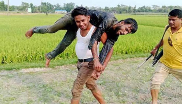 ডাকাত ধরে কাঁধে তুলে নিয়ে এলেন এএসআই রূপন