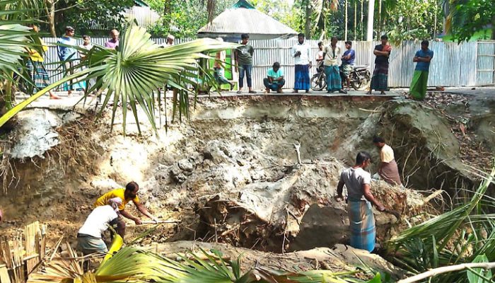 চাঁদপুরের কামরাঙা সেচ প্রকল্পের বাঁধে পূণরায় ভাঙ্গন