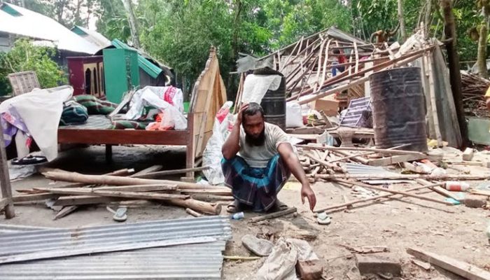 কচুয়ায় ঝড়ে লন্ডভন্ড হয়েছে অর্ধশতাধিক ঘর-বাড়ি