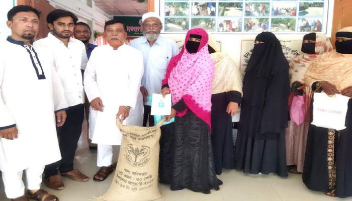 চাঁদপুরের শাহমাহমুদপুর ইউনিয়নে মহিলাদের মাঝে ভিডব্লিওবি কার্ডের চাল বিতরণ