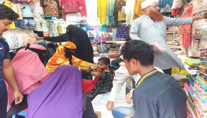 ঈদের কেনাকাটায় ব্যস্ত হয়ে উঠেছে চাঁদপুরের মার্কেটগুলো
