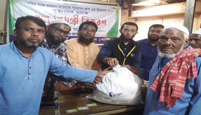 মতলব দক্ষিণে মেসার্স কাজী ফাহিম পোল্ট্রির আয়োজনে দুস্থদের মাঝে খাদ্য সামগ্রী বিতরণ