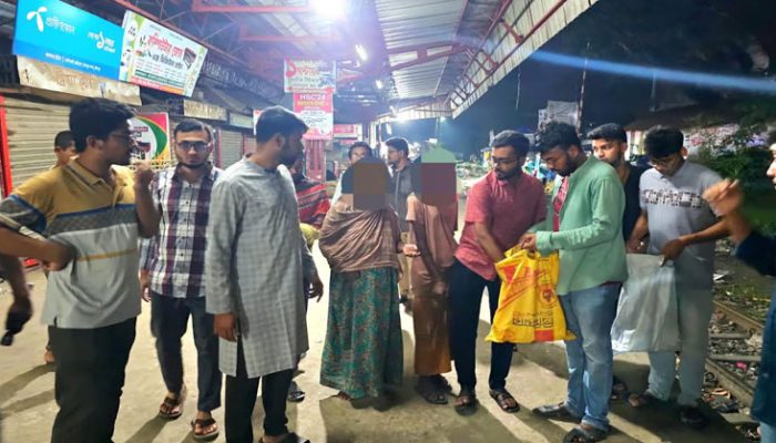 চাঁদপুর মেডিকেল কলেজ ছাত্রলীগের রোজাদারদের মাঝে সেহেরি বিতরন