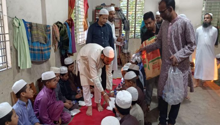 শতাধিক এতিম শিশুদের ইফতার দিলেন চেয়ারম্যান প্রার্থী অ্যাড. হুমায়ুন কবির সুমন