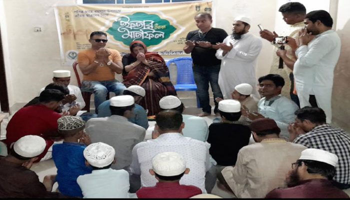 সুপার স্টার ডি এ তায়েব অফিসিয়াল ফ্যান ক্লাবের শতাধিক এতিম ছাত্রদের নিয়ে ইফতার