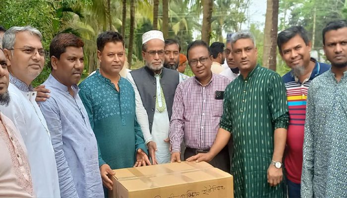 শাহরাস্তিতে ইঞ্জি: সফিকুর রহমানের ঈদ উপহার সামগ্রী বিতরণ