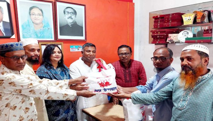হাজীগঞ্জ-শাহরাস্তির সহস্রাধীক পরিবারের মাঝে ইঞ্জিঃ মোহাম্মদ হোসাইনের ঈদ উপহার বিতরণ