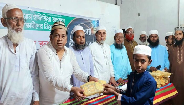 এতিম শিশুদের নিয়ে শাহতলী রুশদী পরিবারের আয়োজনে ইফতার ও ঈদ উপহার বিতরণ