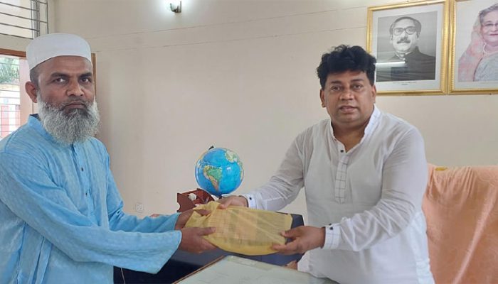 শাহতলীতে স্থানীয় শিক্ষা প্রতিষ্ঠানের কর্মচারীদের মাঝে ঈদ উপহার বিতরণ