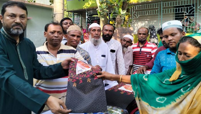 মতলব উত্তরে মাওলানা আব্দুল হাই ফাউন্ডেশনের ঈদ বস্ত্র বিতরণ