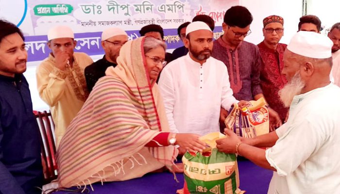 চাঁদপুর জেলা ছাত্রলীগ সহ সম্পাদক তপুর উদ্যোগে ঈদ সামগ্রী বিতরণ