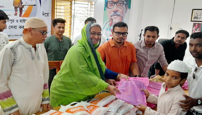 চাঁদপুরে শতাধিক শিশুর মুখে হাসি ফোটালেন পলি বাংলাদেশ