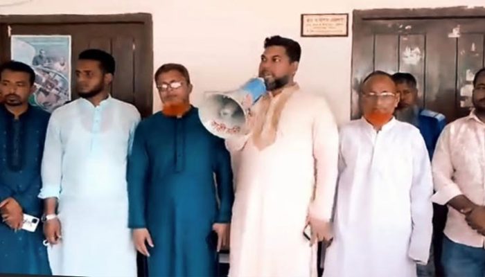 রামপুর ইউনিয়নের ১ হাজার ৮১ জন অসহায় মানুষ পেল প্রধানমন্ত্রীর উপহারের চাল