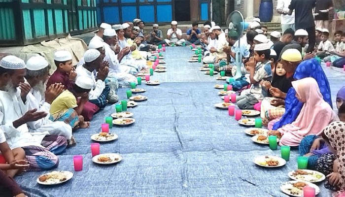 মতলবের উপাদী দক্ষিণে নৌ বাহিনীর সাবেক কর্মকর্তার উদ্যোগে দোয়া ও ইফতার মাহফিল