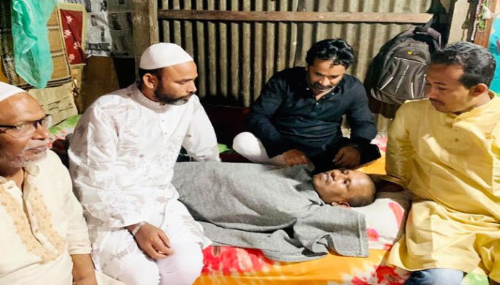সাবেক ছাত্রনেতার শয্যা পাশে উপজেলা চেয়ারম্যান প্রার্থী অ্যাড. হুমায়ুন কবির সুমন