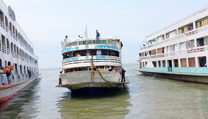 ঢাকা-চাঁদপুর নৌরুটে চাপ নেই যাত্রীদের, লঞ্চগুলো ফাঁকা