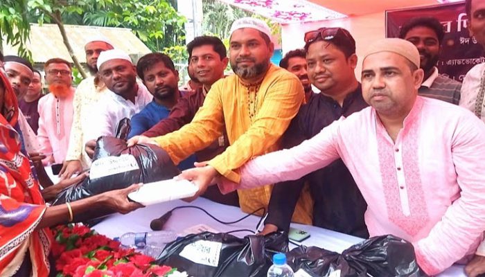 রামপুরে আলোর দিশারী ফাউন্ডেশনের আত্মপ্রকাশ উপলক্ষে ইফতার ও ঈদ সামগ্রী বিতরণ