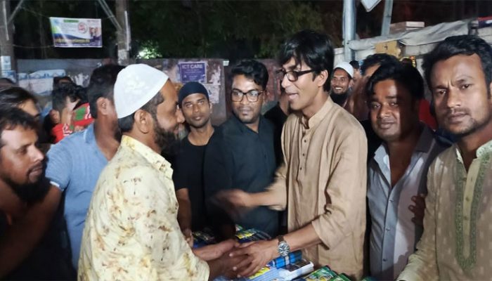 চাঁদপুরে ৫শ’ সিএনজি চালকদের মাঝে মেয়র জুয়েলের ঈদ উপহার বিতরণ