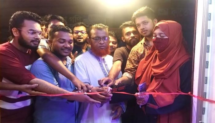 হাজীগঞ্জে প্রথমবারের মতো ওয়াফেল নিয়ে এসেছে দুই উদ্যোক্তা