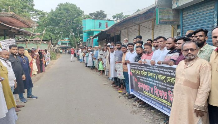 মতলব উত্তরে আলোচিত সলিম উল্লাহ লাভলুর হত্যাকারীদের ফাঁ/সি/র দাবীতে মানববন্ধন