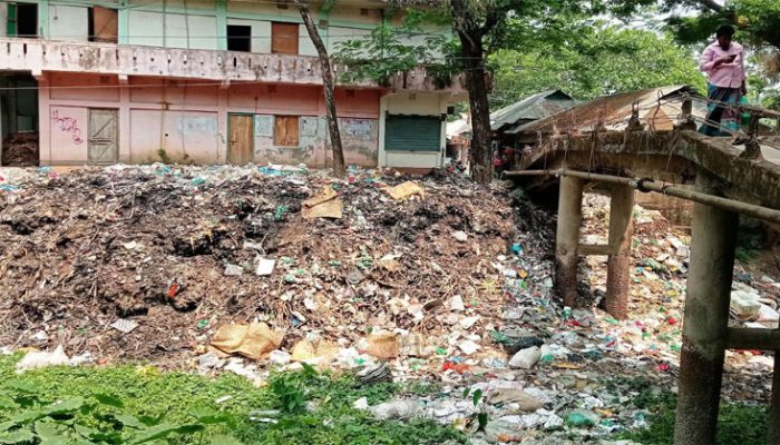 কচুয়া পৌর কাঠ বাজার সংলগ্ন ব্রীজের নীচে ময়লা আবর্জনা স্তূপ