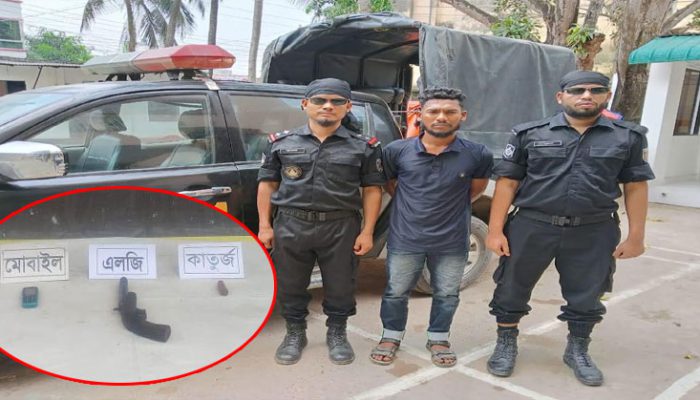 বিশেষ অভিযানে কুমিল্লায় অস্ত্র সহ এক সন্ত্রাসী র‌্যাবের হাতে গ্রেফতার